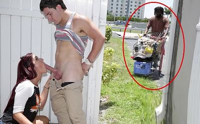 Un mendigo casi la ve chupando polla en medio de la calle