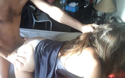 Esposa morbosa le chupa el culo a su marido y folla a cuatro patas