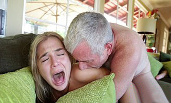 Babysitter cachonda se gana un aumento follando con su jefe