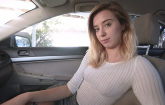 Recoge a su hermana del colegio y se la folla en el coche