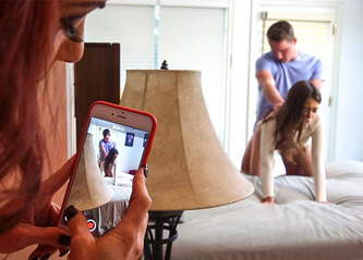 Hija comparte con su madre la polla de su novio