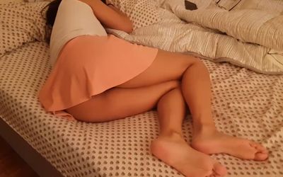 Despierta a su chica y le mete la polla a pelo hasta correrse