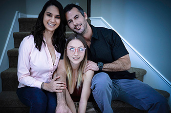El padre de Macy Meadows se la folla con la ayuda de su madre