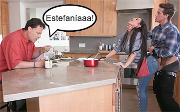 Manosea y folla a su madre mientras está cocinando