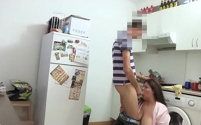 La tetona Ágata se graba mientras se la folla su marido