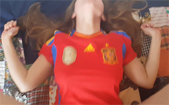 Española de buen culo se graba follando con la camiseta de España puesta