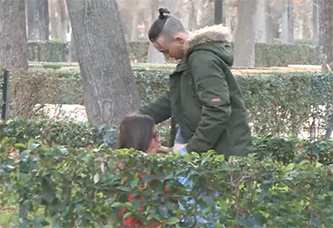 Viciosa española busca un chico joven en el Retiro para que la folle