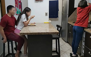 Es su padre y se lo esta follando delante de la madre! ¿Pero qué cojones?