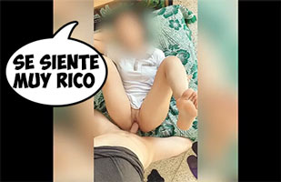 Colegiala se retuerce de placer recibiendo pollazos a pelo