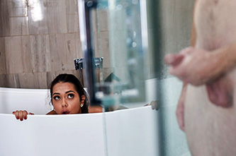 Esperanza Del Horno follada por su padre en el baño del hotel