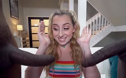 La teen Melody Parker follada duramente haciendo un trío con dos negros