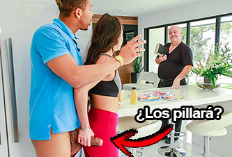 Su novio se la folla en silencio para que el padre no la oiga gemir