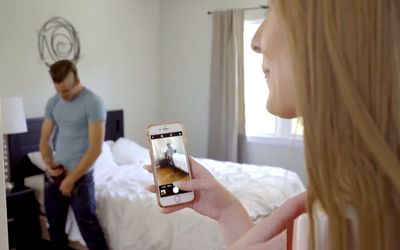 Se folla a su hermano cuando le encuentra masturbándose con sus bragas