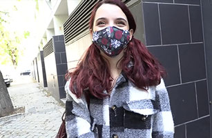 Española muy joven y delgada acepta follar con un hombre mayor