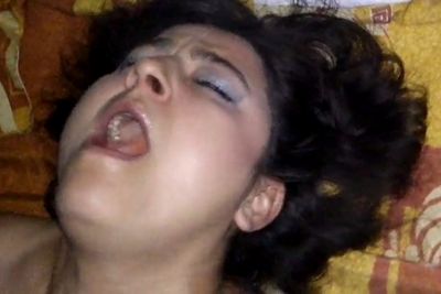 Esposa gritona se retuerce de placer mientras la follan