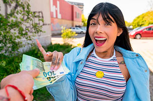 Colombiana follada en la calle a cambio de dinero