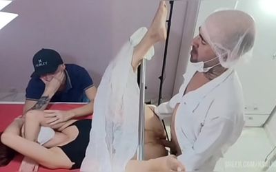 El ginecólogo se la folla mientras su marido cornudo ni se entera