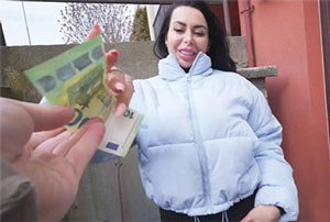 Ofrece dinero a una madura en la calle para poder follársela