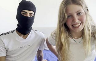 La jovencita española Claudia García follando como una guarra
