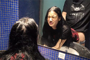 Putita brasileña follada por el culo en el baño de un hotel