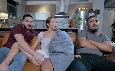 Se folla a su hermanastra sin que el marido se dé cuenta