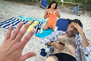 Su hermanastra le pide polla mientras están en la playa