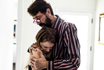 Riley Star ocupa el lugar de su madre follándose a su padre