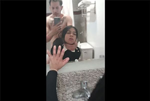 Mexicana follada en los baños publicos, el chico la graba con su movil